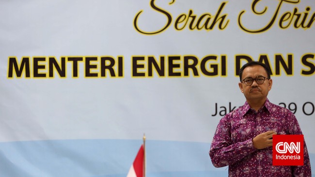 Menteri ESDM Sudirman Said meminta jajarannya mempercepat tender pengadaan barang dan jasa di awal tahun dan mengedepankan reputasi vendor pelaksana proyek.