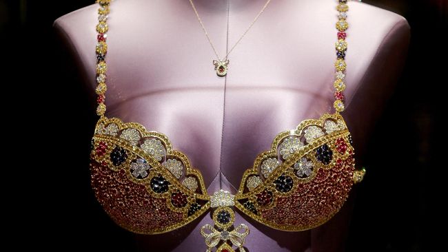 Untuk membuatnya lebih menarik, desainer-desainer lingerie pun berlomba-lomba memasangkan aneka perhiasan mahal di pakaian dalam tersebut.