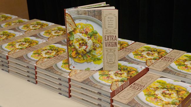 Koki Jamie Oliver menginspirasi John Hamilton direktur seni penerbit buku Penguin untuk mengumpulkan buku masak selama satu abad terakhir.