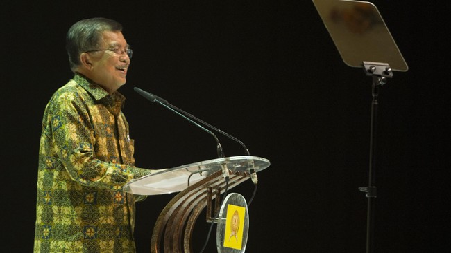 Jusuf Kalla berharap harga minyak mentah dunia bisa stabil dalam waktu yang cukup lama sehingga tidak harus repot melakukan penyesuaian harga BBM bersubsidi.