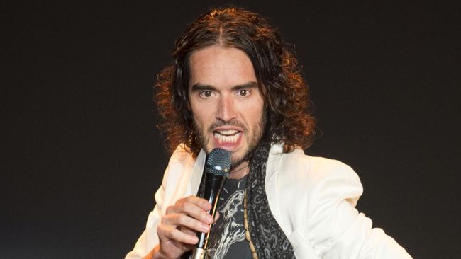 Di balik lelucon-leluconnya, aktor dan komedian asal Inggris, Russel Brand, juga bergerak sebagai aktivis. Karya yang agak serius.