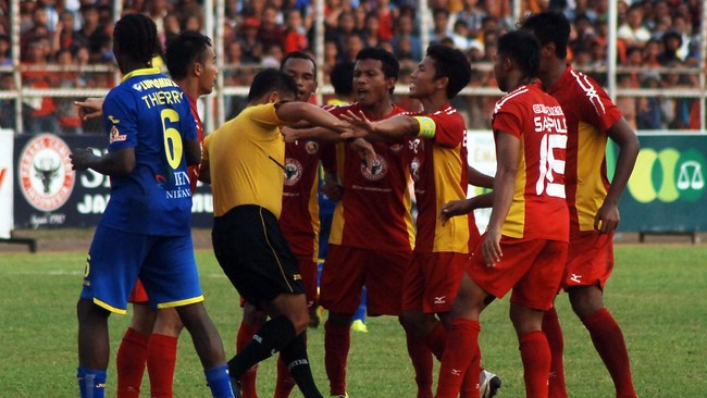 Mantan Pimpinan Wasit FIFA berkomentar tentang insiden-insiden baku hantam antara pemain dan wasit yang kerap terjadi dalam kompetisi sepak bola Indonesia.