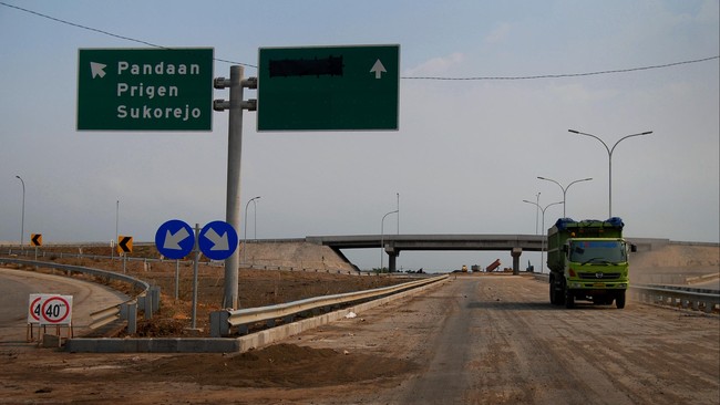 Proyek tol trans Jawa tersendat karena ruas Pemalang-Batang dan Batang-Semarang belum seluruh lahannya dibebaskan.