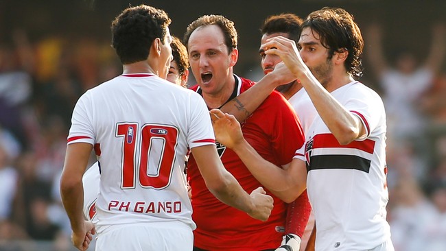 Kiper veteran Brasil Rogerio Ceni menjadi pesepak bola yang paling banyak menang di jagat raya. Ceni mengalahkan rekor yang dipegang Ryan Giggs