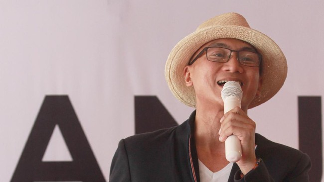Ketua Umum Cyber Indonesia Muannas Alaidid menilai pernyataan Anji dan Hadi Pranoto soal obat virus corona bisa berbahaya jika dipercaya oleh masyarakat.
