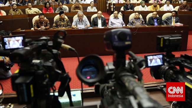 Pemilihan pimpinan alat kelengkapan dewan yang sudah disahkan oleh pimpinan DPR dari KMP sampai saat ini tak diakui keberadaannya oleh KIH.