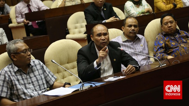 Paripurna tandingan pindah ke ruang rapat Fraksi PDIP karena pintu ruang paripurna tak juga dibuka. Ketua DPR tandingan akhirnya dijabat Ida Fauziyah dari PKB.