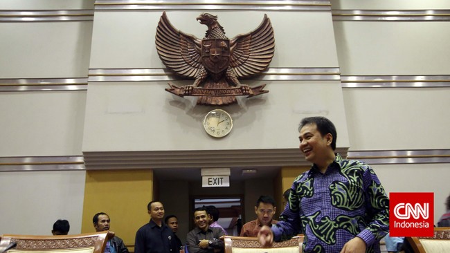 Politikus Golkar Aziz Syamsuddin dan politikus PDIP Ahmad Basarah berdebat dengan nada tinggi saat rapat dengan Menkumham akan membahas kepengurusan Golkar.