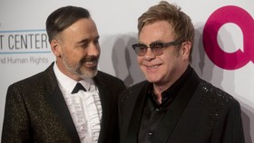 Elton John Populerkan Tagar #BoycottDolceGabbana