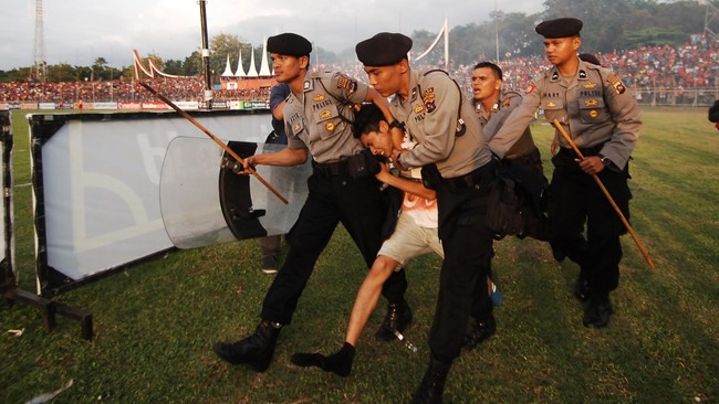 Pemain PSS Sleman memberikan pernyataan sikap terhadap tewasnya seorang suporter kesebelasannya karena bentrok antar-suporter.