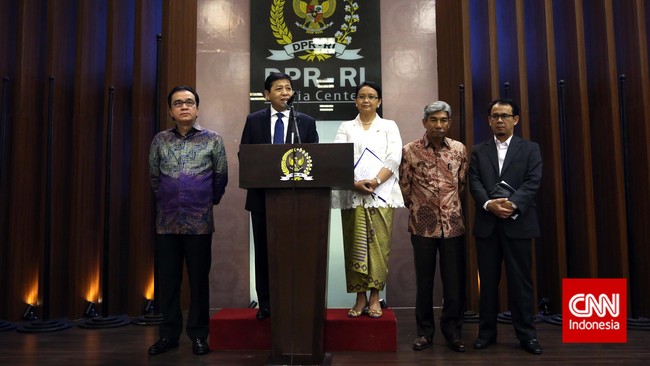 Ketua DPR Setya Novanto menyarankan Presiden Jokowi tidak lupa memperhatikan masalah produk dalam negeri menyusul kerjasama dengan Proton Malaysia, Jumat (6/2).