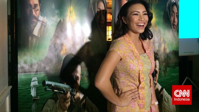 Bukan kisah petualangan mencari gunung emas yang akan didapat saat menonton film&nbsp;Gunung Emas Almayer. Melainkan, kisah cinta peranakan Belanda dan Melayu.