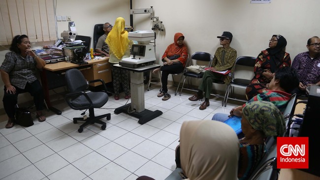 Menurut anggota Komisi IX DPR RI Rieke Diah Pitaloka pembatasan pemberian obat bagi pengidap gangguan jiwa kesalahan pihak rumah sakit. 