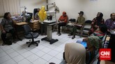 Silang Selimpat Hak Sehat Aktivis kesehatan yang tergabung dalam BPJS Watch mengatakan persyaratan peserta program BPJS terbilang memberatkan masyarakat. (CNN Indonesia/Safir Makki)