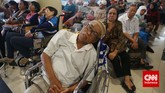 Silang Selimpat Hak Sehat Aktivis kesehatan yang tergabung dalam BPJS Watch mengatakan persyaratan peserta program BPJS terbilang memberatkan masyarakat. (CNN Indonesia/Safir Makki)