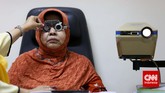 Silang Selimpat Hak Sehat Aktivis kesehatan yang tergabung dalam BPJS Watch mengatakan persyaratan peserta program BPJS terbilang memberatkan masyarakat. (CNN Indonesia/Safir Makki)