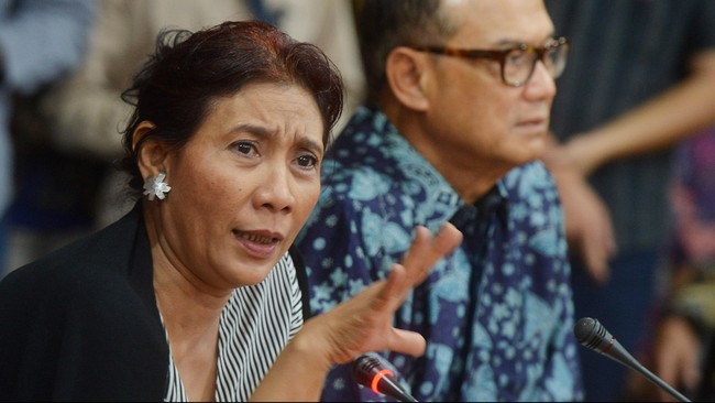 Gaya Menteri Susi Pudjiastuti ketika menerima kunjungan Duta Besar AS: berpakaian kebaya putih dan tak sungkan menginterupsi utusan negeri adidaya itu.