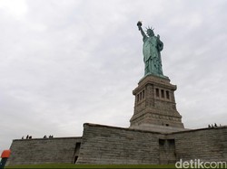 Viral Patung Liberty Roboh