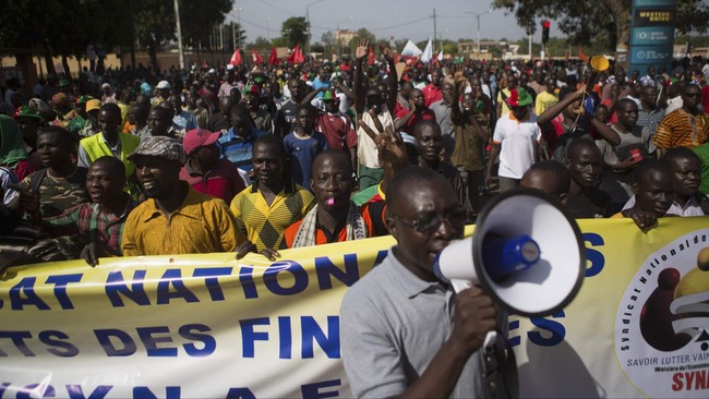 Warga Burkina Faso melakukan aksi protes yang sudah dilakukan dua hari menuntut mundurnya Presiden Compaore yang akan mengubah konstitusi pemilu.