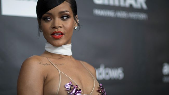 Kasak-kusuk soal album ke-delapan Rihanna makin menjadi-jadi. Setelah kebocoran di ranah online, Ne-Yo juga membeberkan sedikit bocorannya.