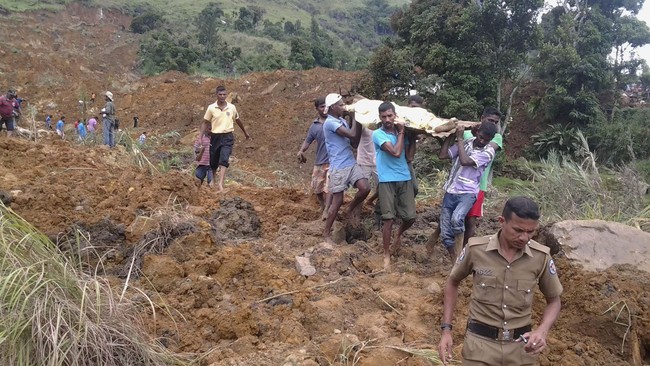 Setidaknya 100 warga Sri Lanka tewas dan ratusan lainnya terjebak tanah longsor di Distrik Badulla, sebelah selatan negara tersebut pada Rabu, (29/10).