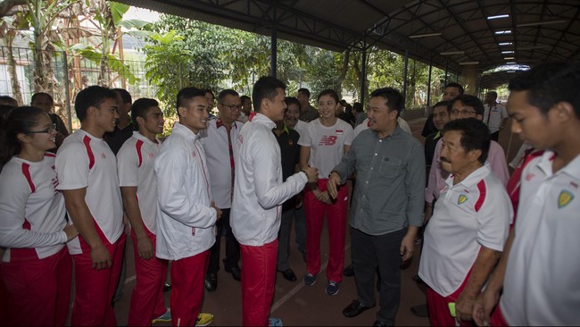 Menteri Pemuda dan Olahraga, Imam Nahrawi, masih menunggu surat resmi dari Komisi Pemberantasan Korupsi (KPK) terkait rencana melanjutkan proyek Hambalang.