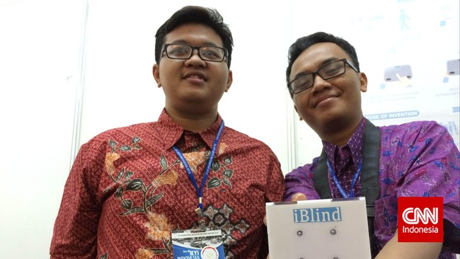 iBlind merupakan peranti lunak dan peranti keras berukuran 45 cm x 20 cm yang mengubah pesan singkat menjadi bisa diraba pada huruf braille.