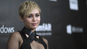Miley Cyrus Awali 2015 dengan Cinta