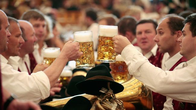 Oktoberfest vegan diadakan pertama kalinya di Santa Monica Beach, 4 Oktober 2014. Festival ini diperkirakan menarik 3 ribu tamu yang haus bir.