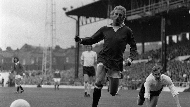 Meski pernah menjadi legenda untuk Manchester United, di penghujung kariernya, Denis Law mengirimkan Setan Merah ke jurang degradasi pada 1974.