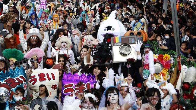Perayaan Halloween tak afdol tanpa kostum aneh, unik, menyeramkan. Namun di beberapa kota di dunia, kostum Halloween justru menuai masalah.