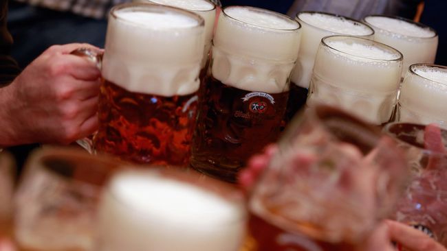 Di masa kini, banyak orang yang menyalahgunakan alkohol untuk mabuk-mabukan. Padahal, di zaman dulu bir disinyalir dibuat sebagai minuman obat.