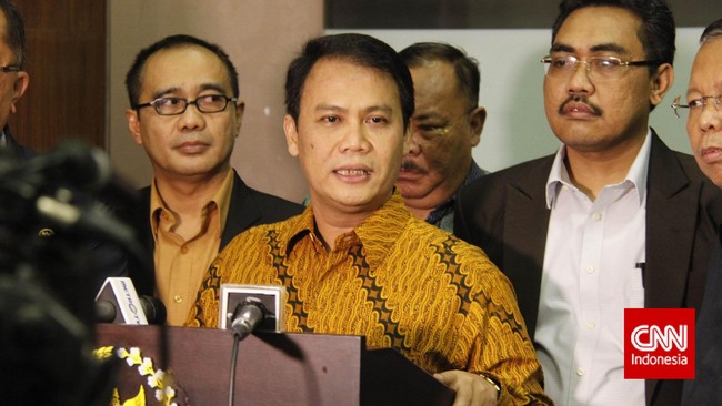 Wakil Ketua MPR Ahmad Basarah menilai sebaiknya Fahri Hamzah memberi usul yang membangun, misalnya bagaimana memperkuat MPR sebagai lembaga.