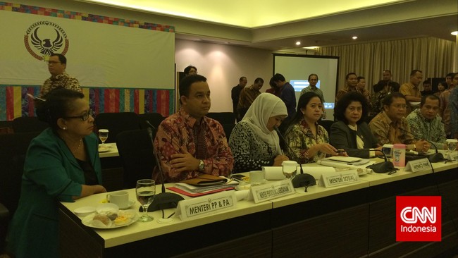 Presiden Jokowi rencananya akan membagikan Kartu Keluarga Sejahtera (KKS) kepada 600 kepala keluarga kurang mampu di Jakarta.