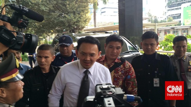 "Paling saya dipecat tahun depan, tapi e-budgeting Bapak tetap jalan," kata Gubernur Jakarta kepada Presiden Jokowi. Siang ini Ahok bertandang ke Istana.