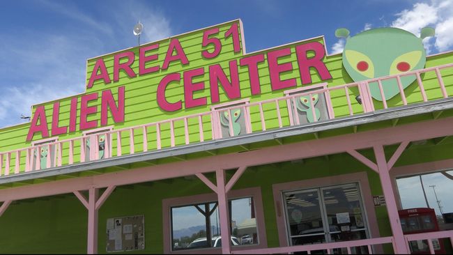 Hingga hari ini apa yang sebenarnya disimpan di Area 51 masih menjadi misteri.&nbsp;Beberapa sineas mencoba menuangkan kemisteriusan Area 51 dalam film.