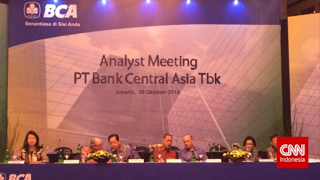 PT Bank Central Asia Tbk (BCA) membukukan laba bersih Rp 16,5 triliun pada tahun lalu, naik 15,7 persen dari perolehan laba 2013.