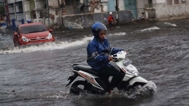 Bupati Kabupaten Nias Utara Amizaro Waruwu menetapkan status tanggap darurat selama periode 17-30 Desember 2021 untuk mempercepat penanganan banjir dan longsor.