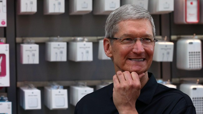 Pengakuan Tim Cook sebagai gay dianggap akan mempengaruhi iklim bisnis pada Apple. Benarkah?