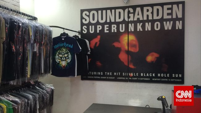 Berangkat dari ketertarikan akan musik, Stafianto Tri Yuniantoro dan Rama Yogaswara mendirikan toko Omuniuum dan Burnerock yang sama-sama berbasis di Bandung.