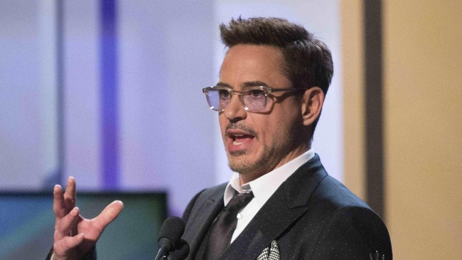Bocah tujuh tahun bernama Alex Pring mendapat bantuan lengan buatan dari Robert Downey buatan kelompok relawan Limbitless Solutions dan didukung Microsoft.