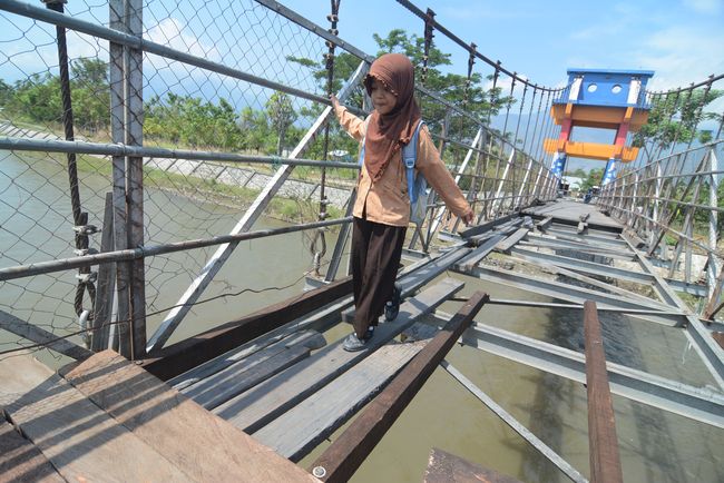 Bermandikan Akal Budi pada Celah Musim Kering Isu pendidikan di Pulau Lembata berputar-putar pada kondisi fisik sekolah, sarana pendukung, gaji guru. Belum lagi jalanan dan transportasi umum.