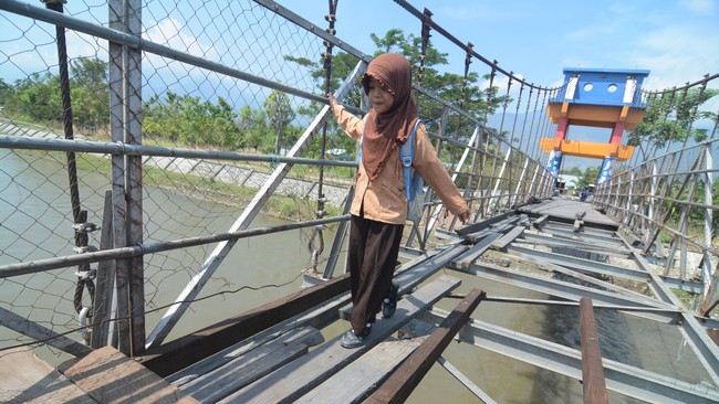 Isu pendidikan di Pulau Lembata berputar-putar pada kondisi fisik sekolah, sarana pendukung, gaji guru. Belum lagi jalanan dan transportasi umum.