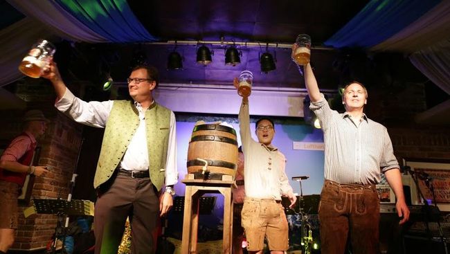 Oktoberfest, festival menyenangkan terbesar di dunia yang biasa diadakan di Munich, Jerman, identik dengan festival bir.
