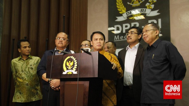PDIP menyatakan seharusnya Presiden Jokowi mengeluarkan Perppu terlebih dahulu sebelum membatalkan pelantikan Komjen Budi Gunawan sebagai Kapolri.