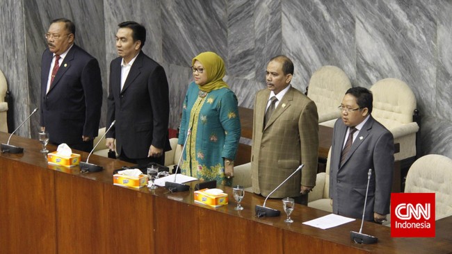 Sidang paripurna tandingan digelar bak lelucon. "Di sini ada daftar nama yang ditulis pulpen. Kami serahkan dengan senang hati," kata Fraksi PPP yang terbelah.
