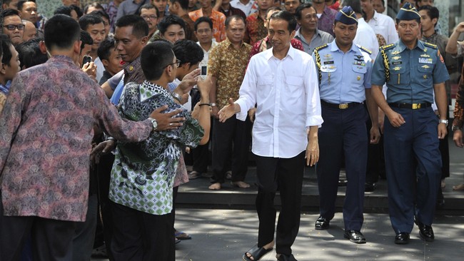 Presiden Jokowi resmi meluncurkan Kartu Keluarga Sejahtera, Kartu Indonesia Pintar, dan Kartu Indonesia Sehat di Kantor Pos Pasar Baru, Jakarta, Senin (3/11).