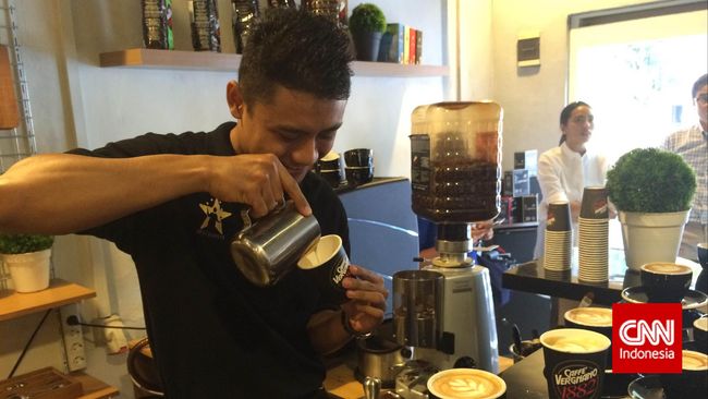 Peracik kopi yang juga disebut barista dituntut memiliki ketelitian dan kecermatan sangat tinggi, agar dapat menghasilkan seduhan kopi optimal.