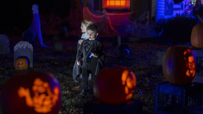 Di beberapa negara, trick or treat dirayakan bukan di malam Halloween yang jatuh pada 31 Oktober setiap tahunnya.