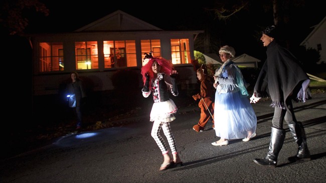 Mayat wanita itu tergantung di kerahnya di atas pagar sebuah rumah. Wajahnya babak belur hingga sulit dikenali, warga mengira itu adalah dekorasi Halloween.